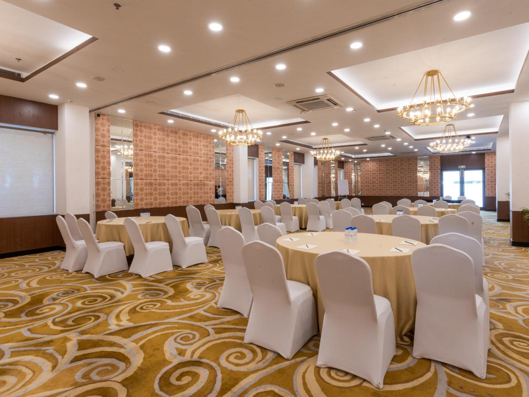 Sunday Hotel Chandigarh Zirakpur Екстер'єр фото